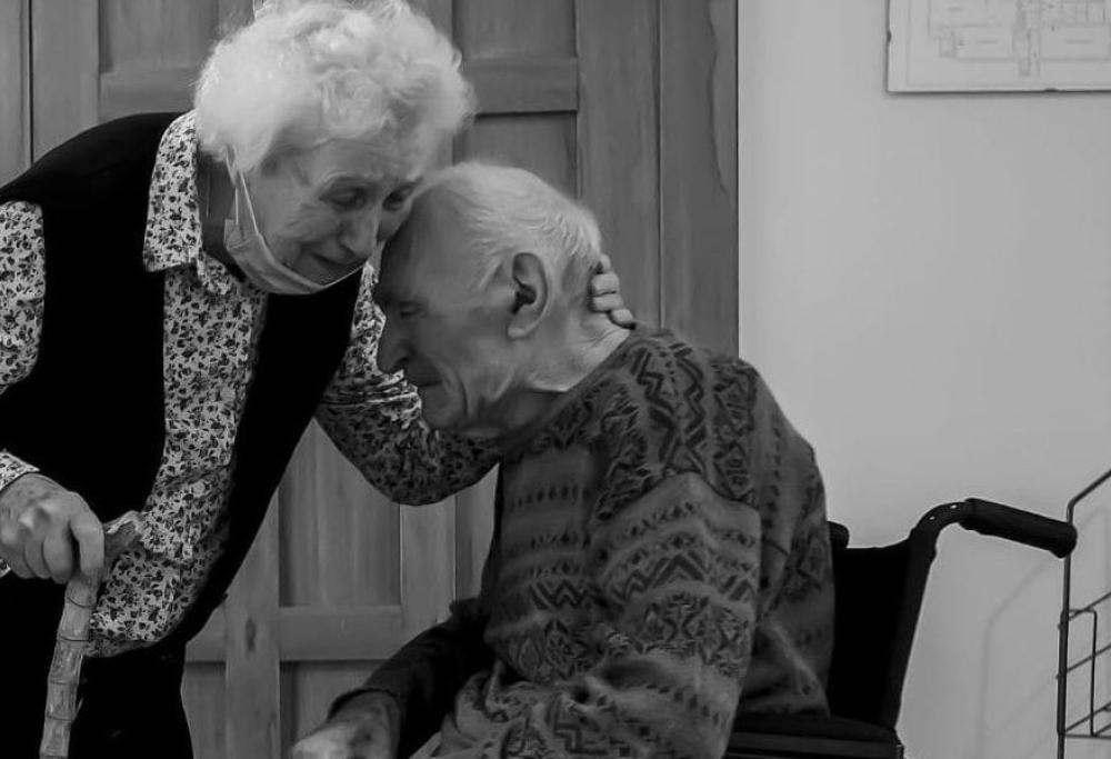 Si riabbracciano dopo 101 giorni: la dolce storia di Guido e Maria, insieme da 70 anni