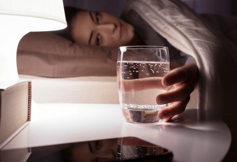 Un bicchiere d'acqua prima di dormire farebbe dimagrire 