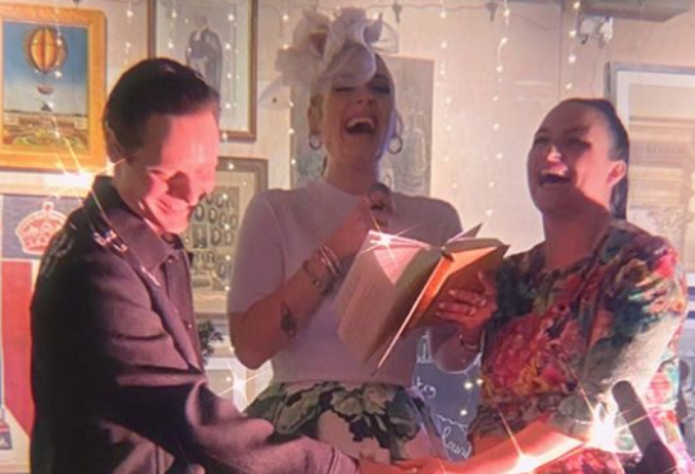 Adele, magrissima, canta al matrimonio della sua migliore amica