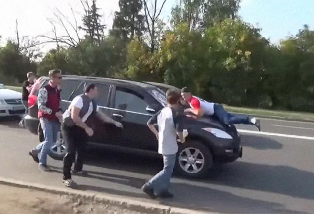 Automobilisti arroganti? Un gruppo di attivisti li combatte con adesivi giganti