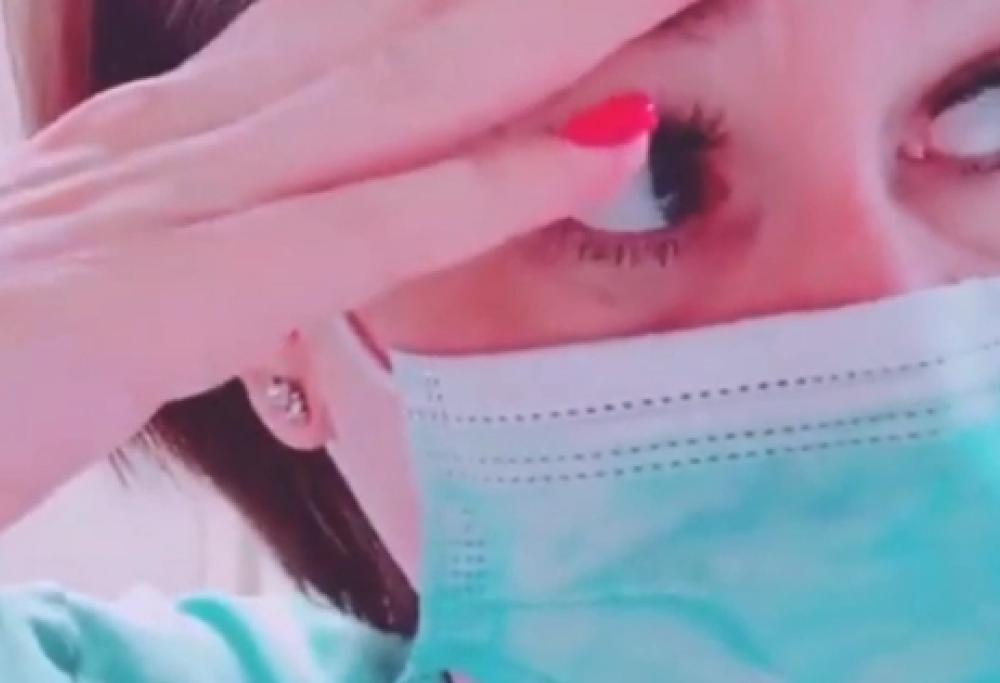 Moglie e amante partoriscono contemporaneamente nello stesso ospedale: il video virale dell'ostetria