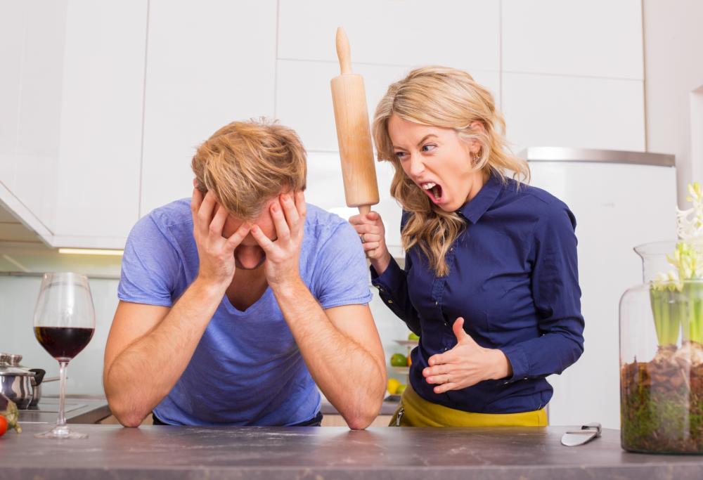 Scoperto con una terza donna, viene picchiato dalla moglie e dall'amante