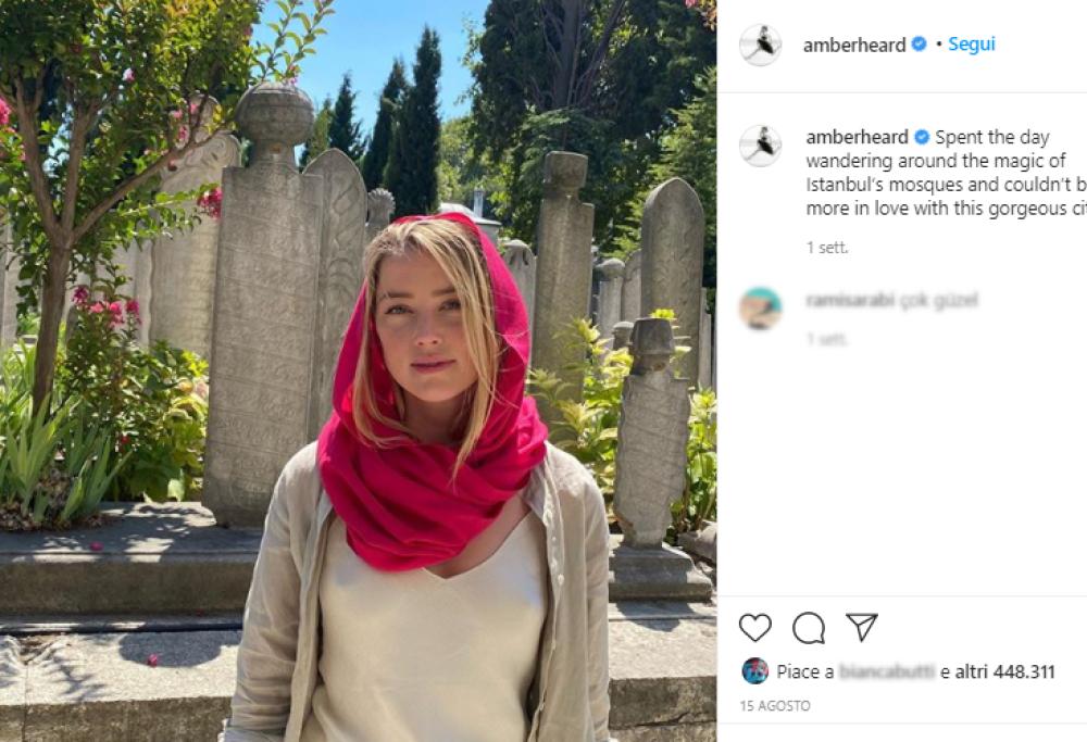 Senza reggiseno in moschea: pioggia di critiche per Amber Heard