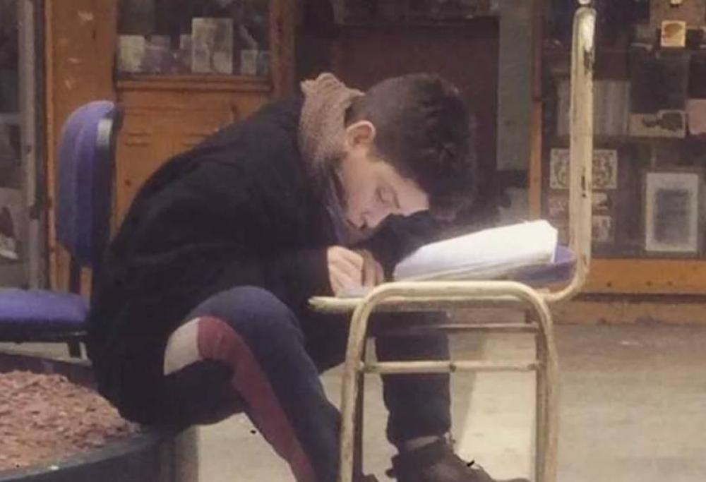 La storia del bimbo che studia al freddo per strada ha commosso il mondo