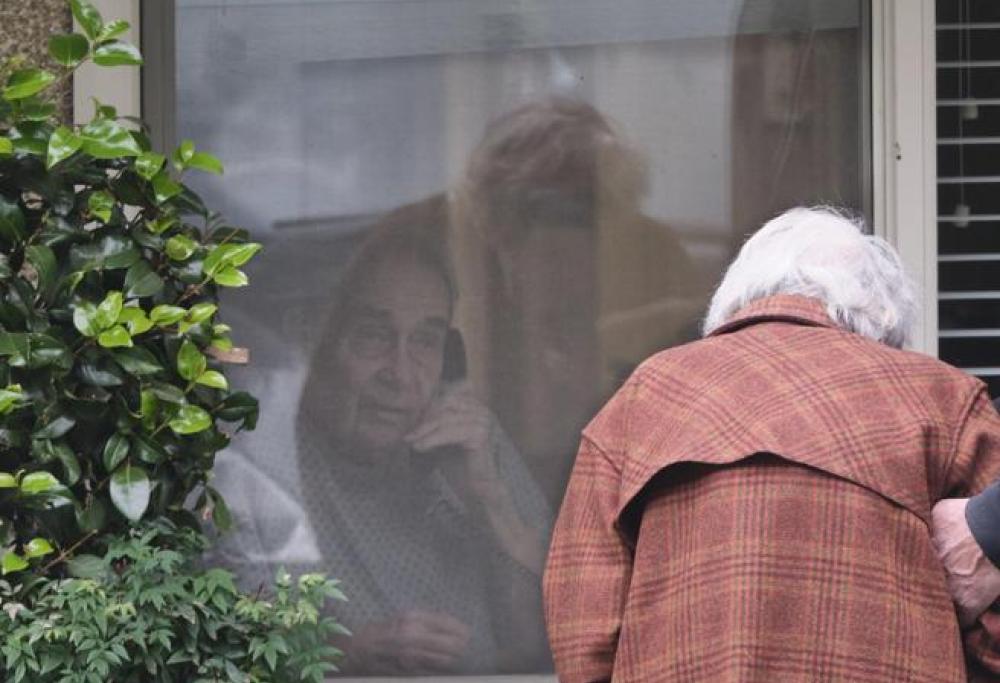 Il Coronavirus li separa, anziani coniugi si salutano dalla finestra