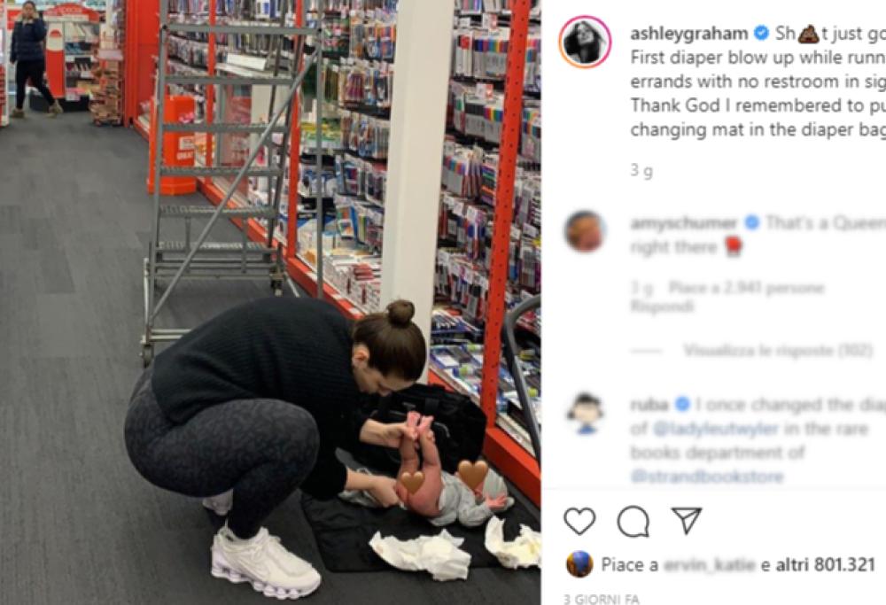 Ashley Graham cambia il pannolino del figlio sul pavimento di un negozio e scatena la polemica