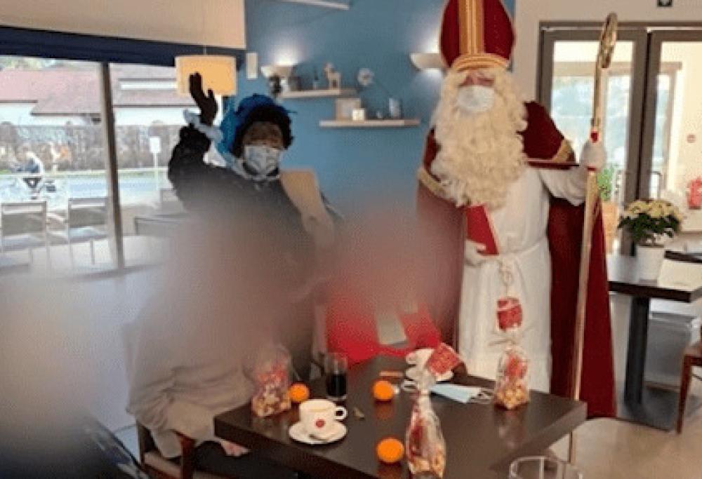 Babbo Natale positivo al Covid visita una casa di cura: muoiono 18 anziani