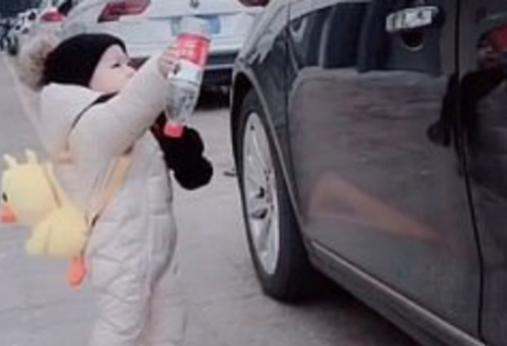 Bimbo di 1 anno fa vergognare un automobilista restituendogli la bottiglia che aveva buttato per terra