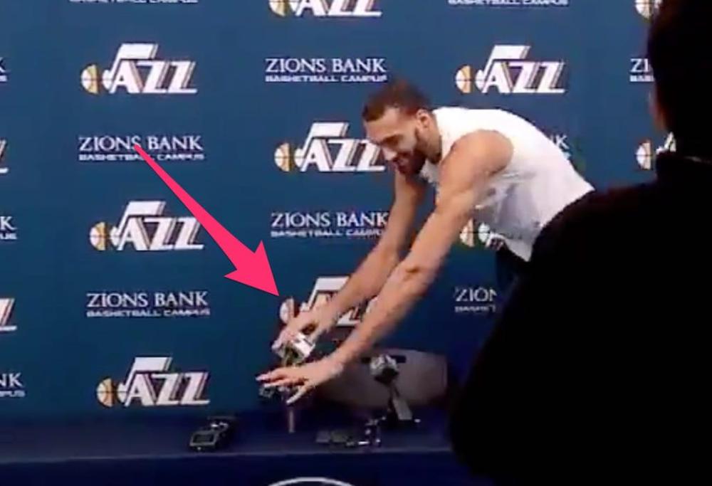 Positivo al Covid-19 il campione Nba che toccava tutti i microfoni per scherzo