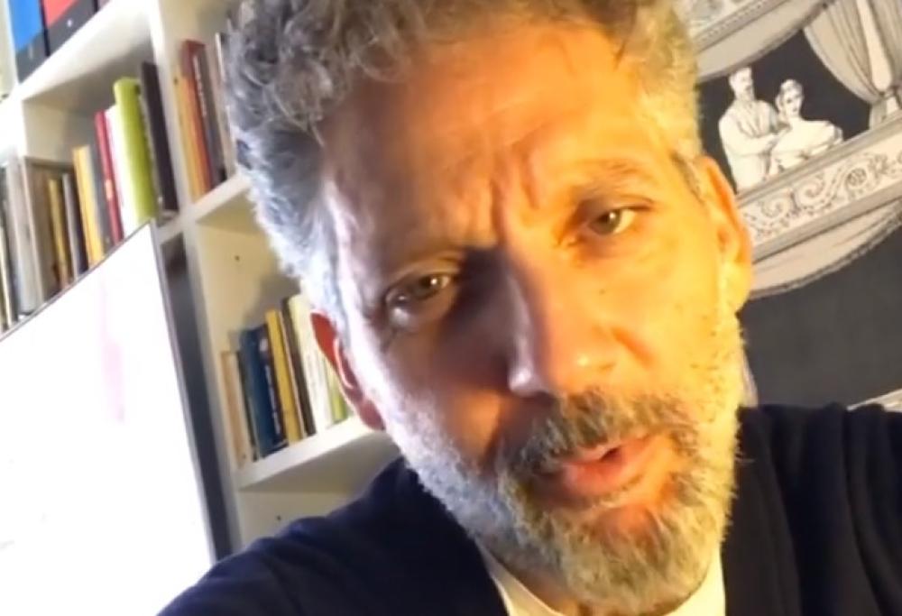 Coronavirus, lo sfogo di Beppe Fiorello: “Basta cantare sui balconi, almeno un giorno di lutto nazionale”