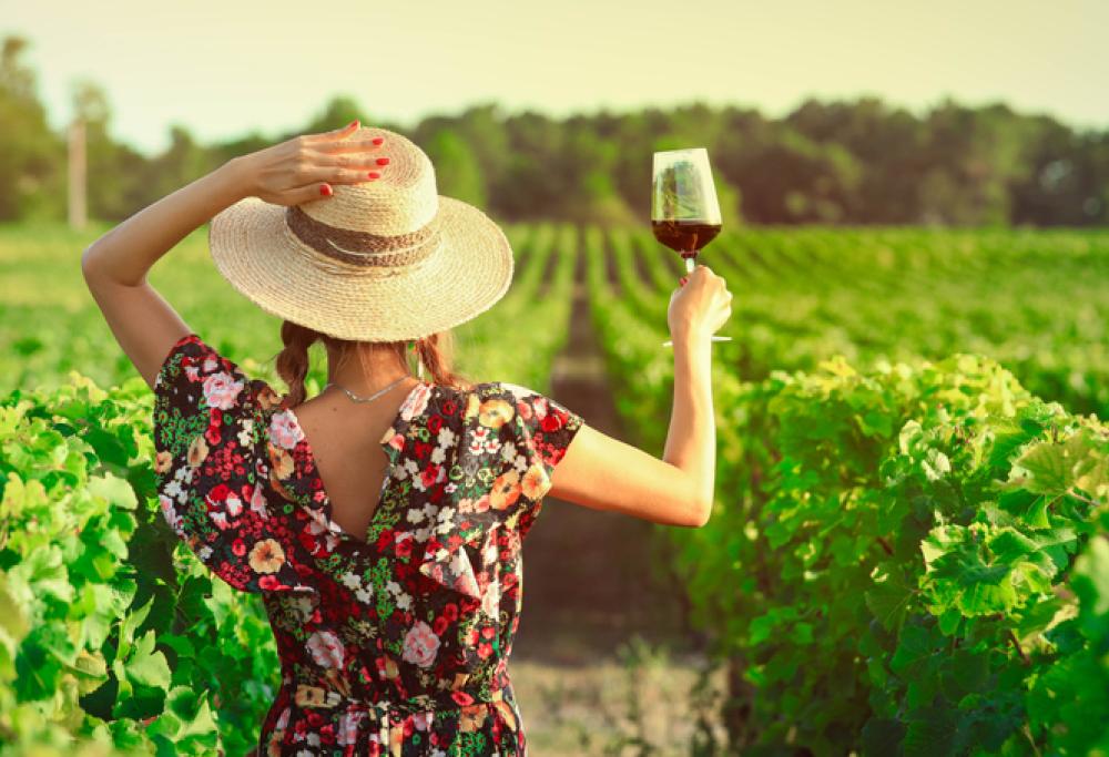 Un'azienda paga per bere vino da casa propria