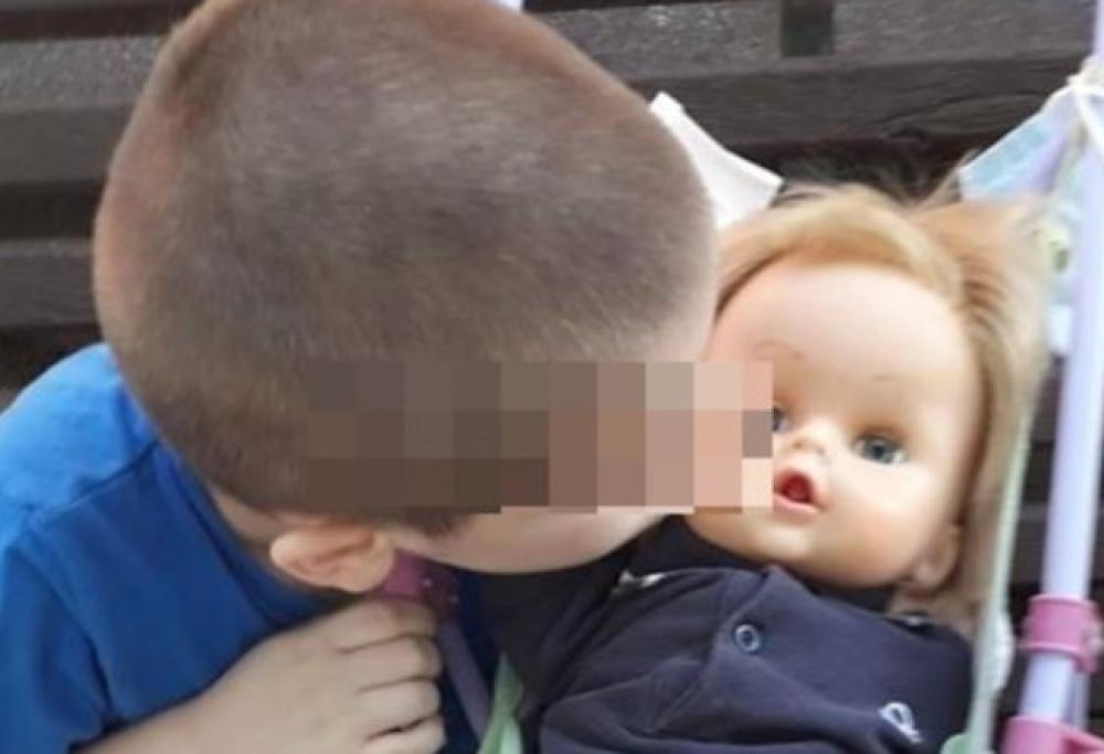 Bimbo viene rimproverato perché gioca con una bambola: la sua risposta è epica