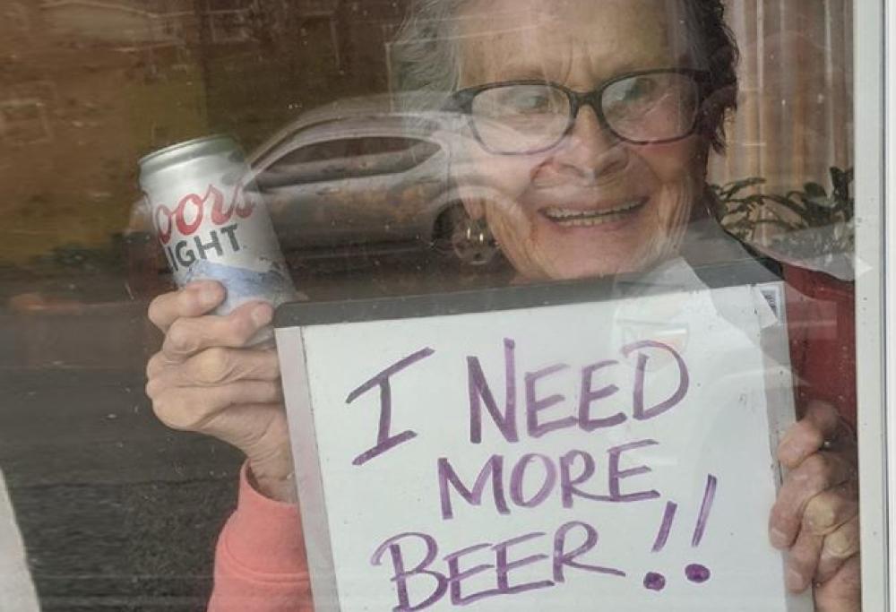 93enne in lockdown chiede della birra ai vicini: la foto è esilarante