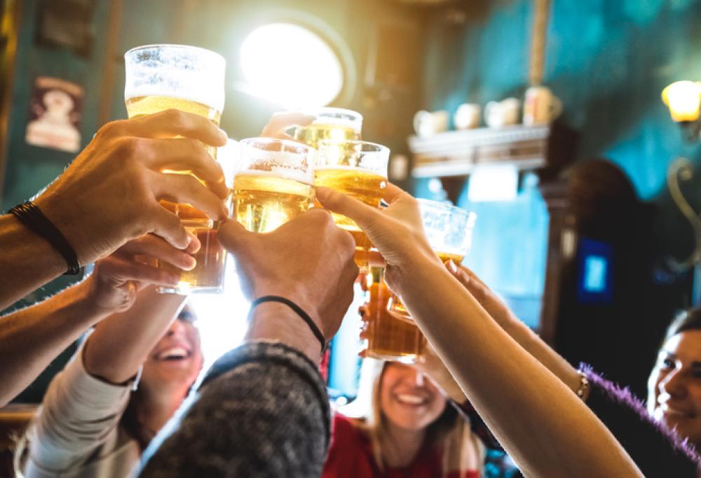 "Troppi contagi tra i giovani": pub inglese vieta l'ingresso a chi ha meno di 25 anni
