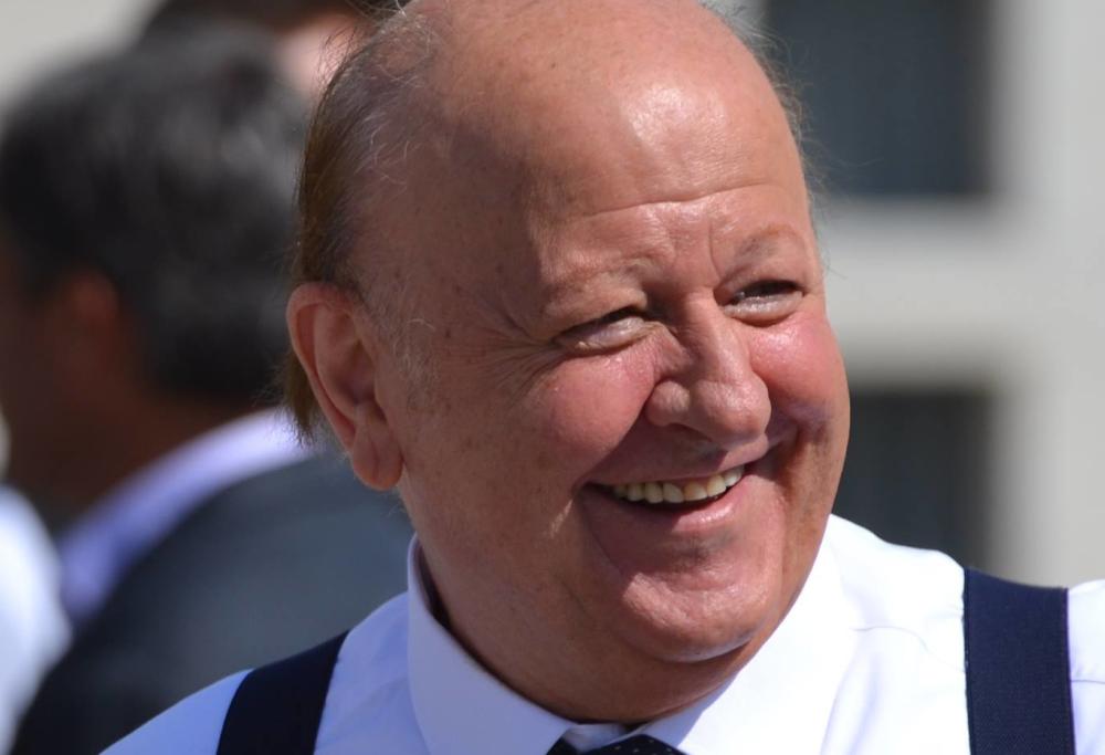 Massimo Boldi su Facebook: "I potenti del mondo vogliono tapparci la bocca con le mascherine"