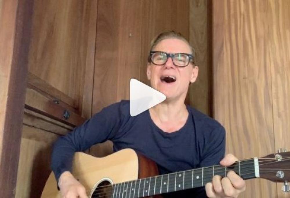 Bryan Adams e la frase choc: "Concerto saltato grazie a un maledetto mangia pipistrelli"
