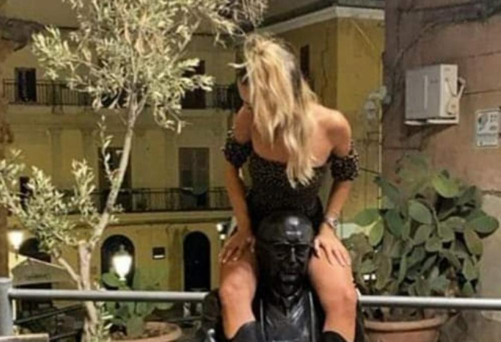 Insulti sessisti alla ragazza fotografata a cavalcioni sulla statua di Camilleri