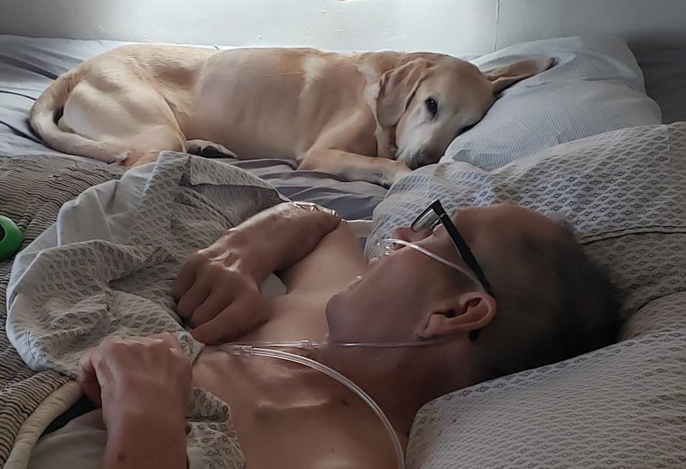 Cane fedele muore un'ora dopo il suo padrone malato di tumore: la storia commuove il mondo