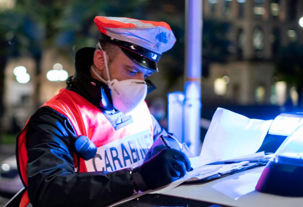 Mette la moglie nel portabagagli per evitare i controlli: denunciati dai vicini