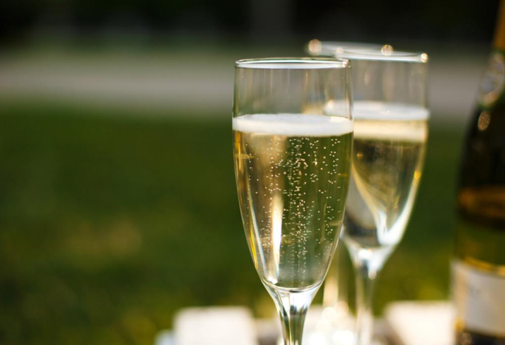 Bere champagne (con moderazione) aiuta a combattere l'invecchiamento cerebrale?