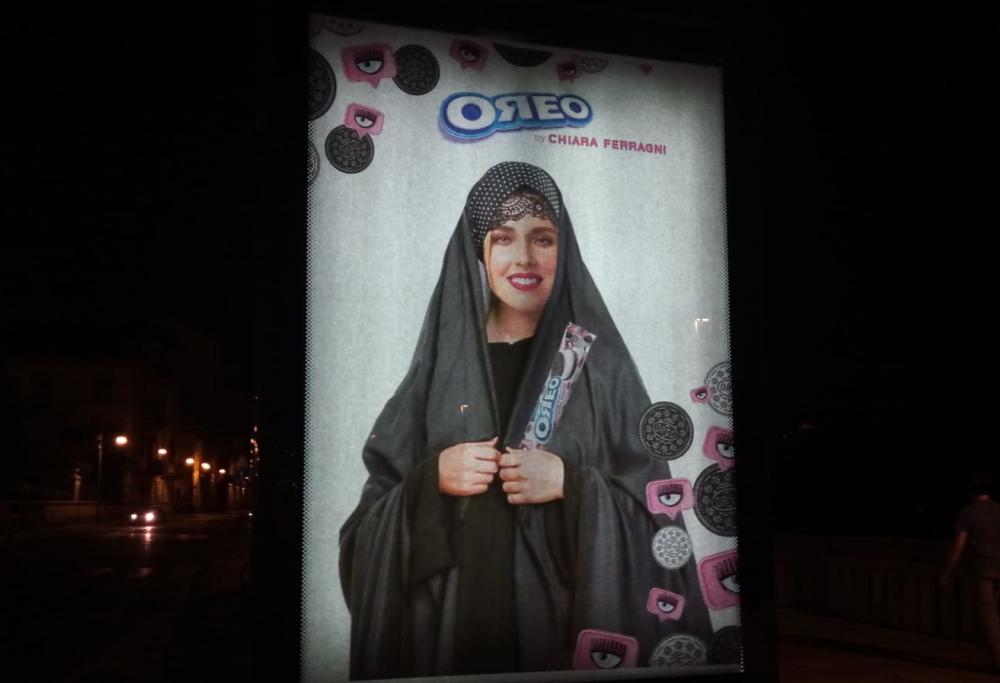 Chiara Ferragni convertita all'Islam sui manifesti provocatori del Banksy torinese