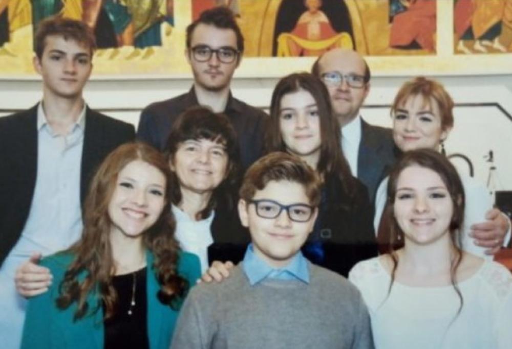 Madre di 7 figli si laurea dedicando la tesi al marito morto per il Coronavirus