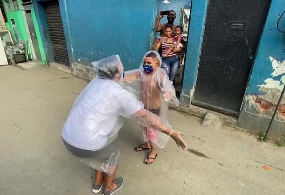 Questa maestra abbraccia i suoi alunni nelle favelas con un kit speciale