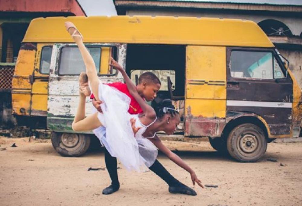 Ballerà a New York il bambino che aveva incantato il mondo danzando sotto la pioggia