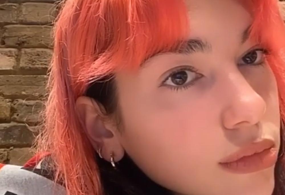 Dua Lipa cambia di nuovo look: eccola con i capelli rossi