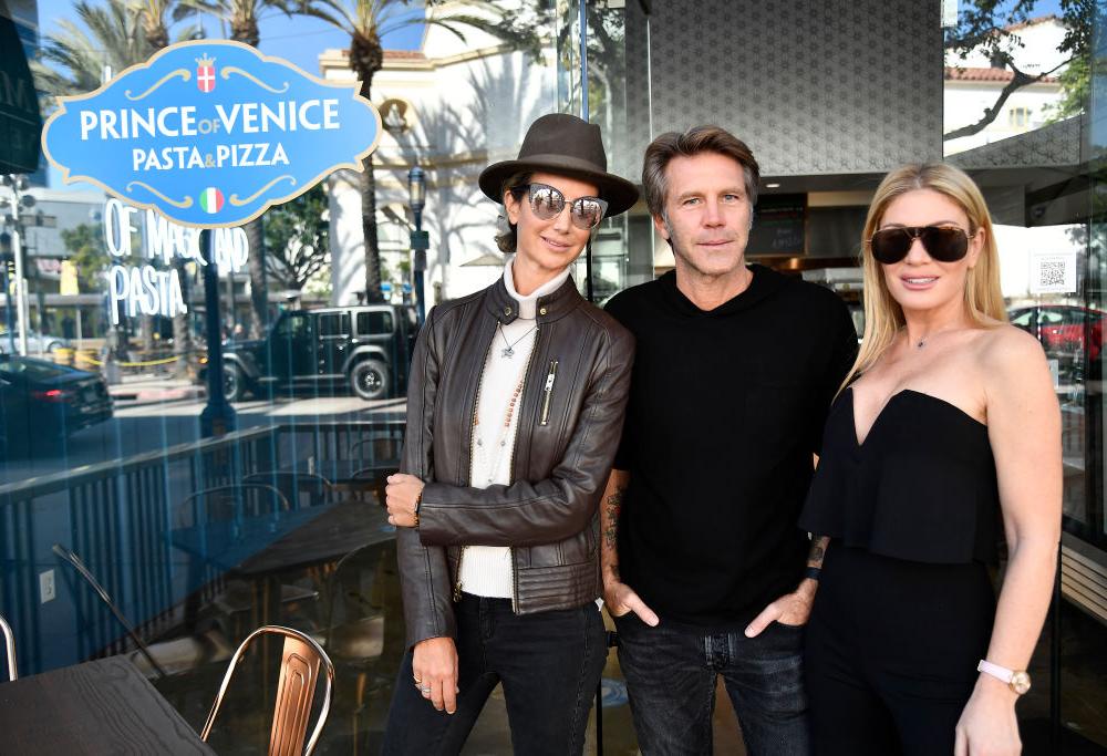 Emanuele Filiberto inaugura il suo primo ristorante a Los Angeles: assembramenti per strada
