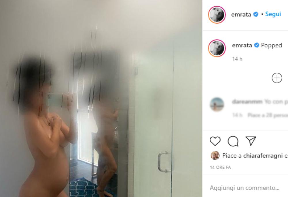 Emily Ratajkowski (completamente nuda) mostra il pancione e il web impazzisce