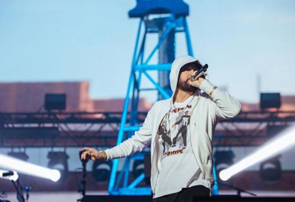 Eminem twitta il suo numero di telefono: "Scrivetemi, presto vi risponderò"