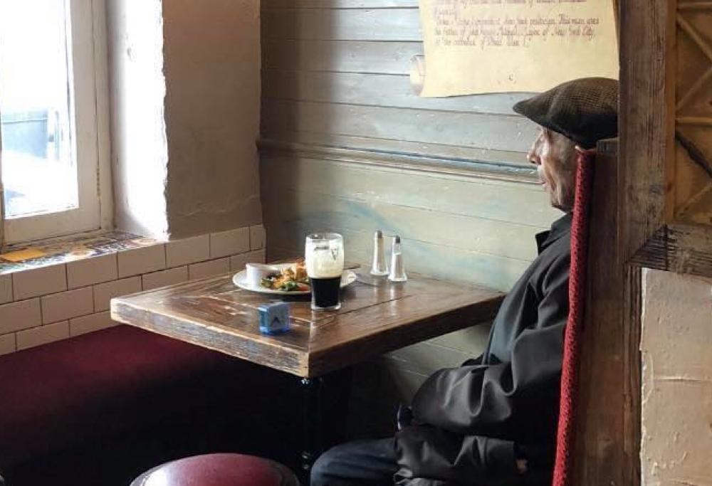 La foto dell'anziano irlandese con l'orologio diventa simbolo delle norme anti-covid