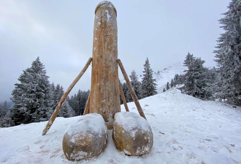 In Germania ricompare il grande fallo di legno 