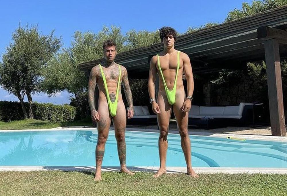 Fedez si mostra con un costume alla Borat 