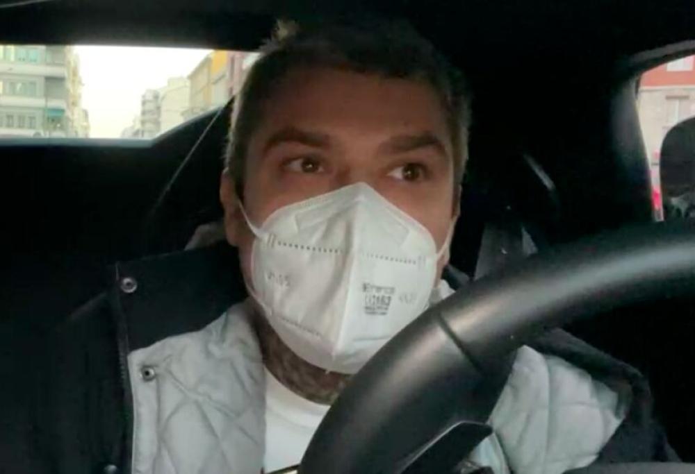 Fedez è Babbo Natale... e regala 5.000 euro in giro per Milano