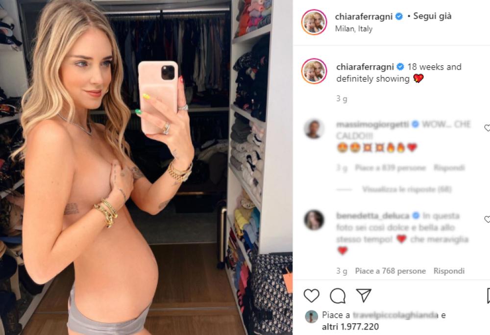 Chiara Ferragni mostra il pancione in topless e fa impazzire i fan