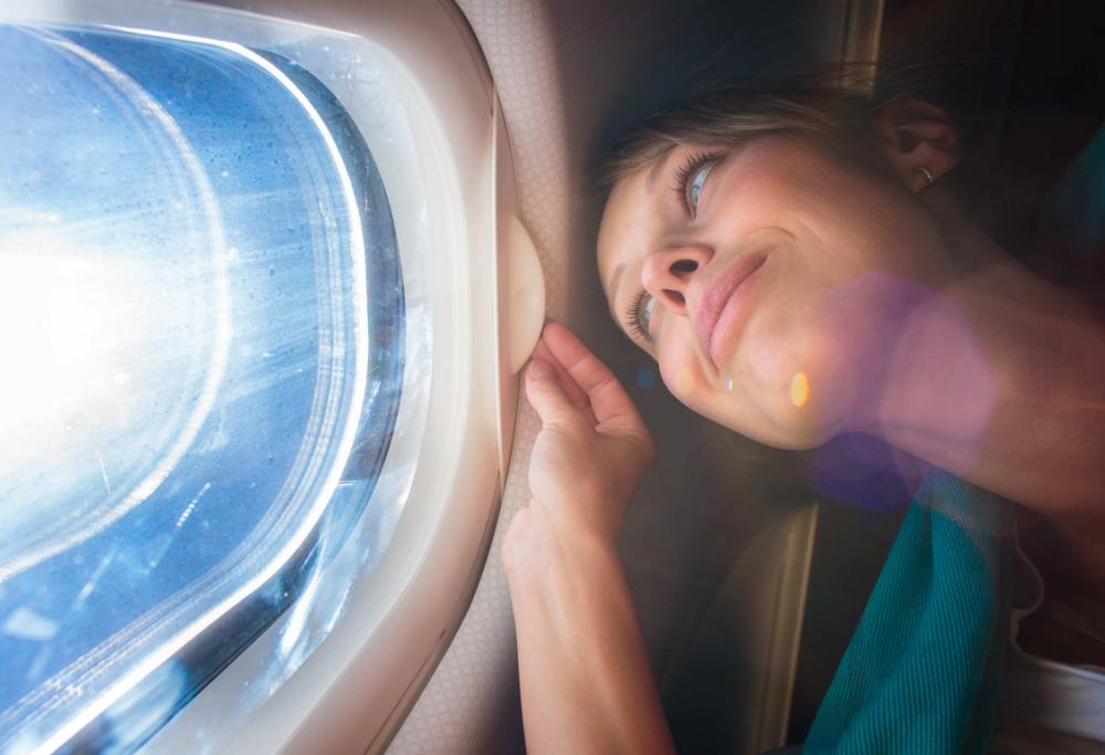 Perché in Aereo, durante decollo e atterraggio, bisogna tenere le tendine alzate?