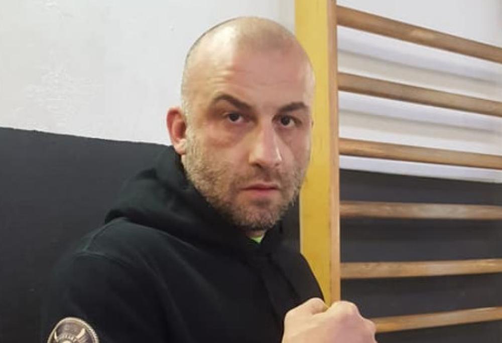 Tenta di scippare un pensionato ma viene messo KO da un campione di muay thai