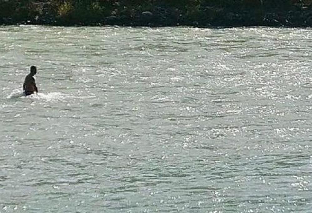 La figlia 15enne scompare nel fiume, il padre si tuffa ogni giorno per ritrovare il corpo