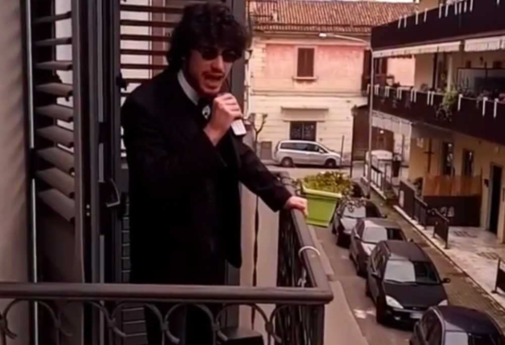Grazie ai suoi flashmob sul balcone è il vicino di casa più amato d'Italia