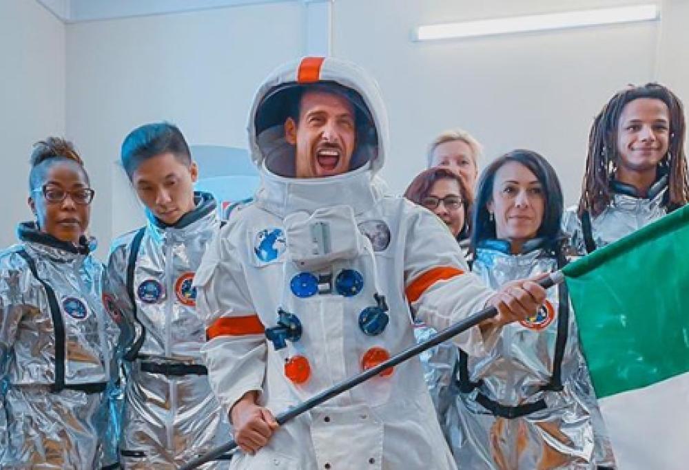 Sanremo 2020: Francesco Gabbani omaggia Toto Cutugno cantando "L'Italiano" vestito da astronauta