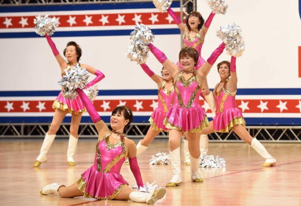 Loro sono le Japan Pom Pom, cheerleader 70enni che stanno facendo impazzire tutti