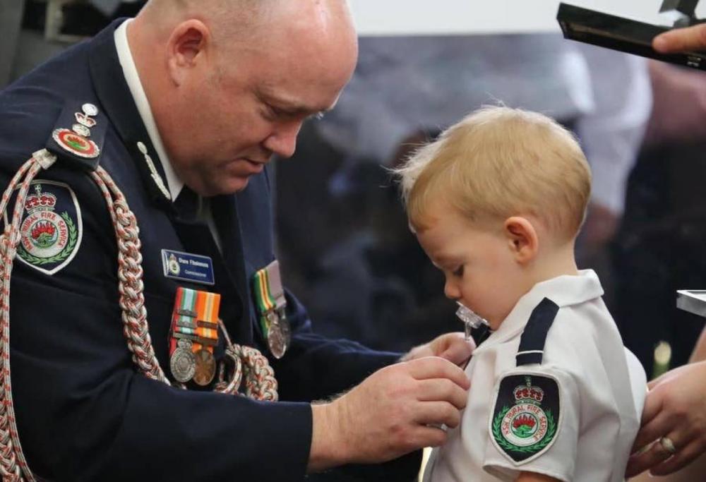 A 2 anni riceve la medaglia per il papà pompiere ucciso dai roghi in Australia