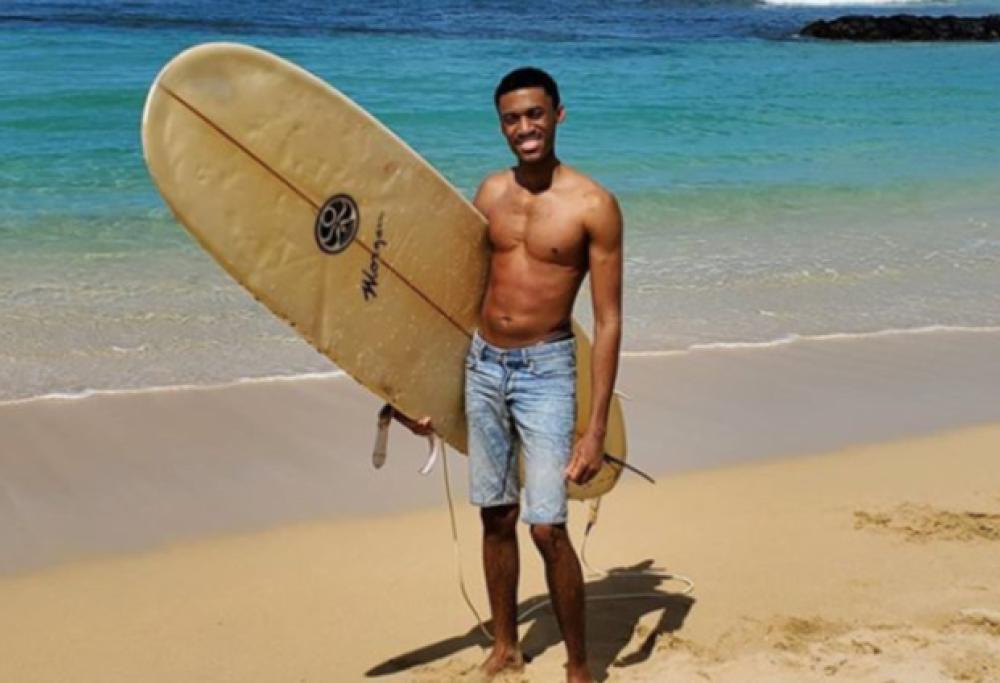 Giovane newyorkese va alle Hawaii e viola la quarantena: scoperto e arrestato grazie alle foto sui social