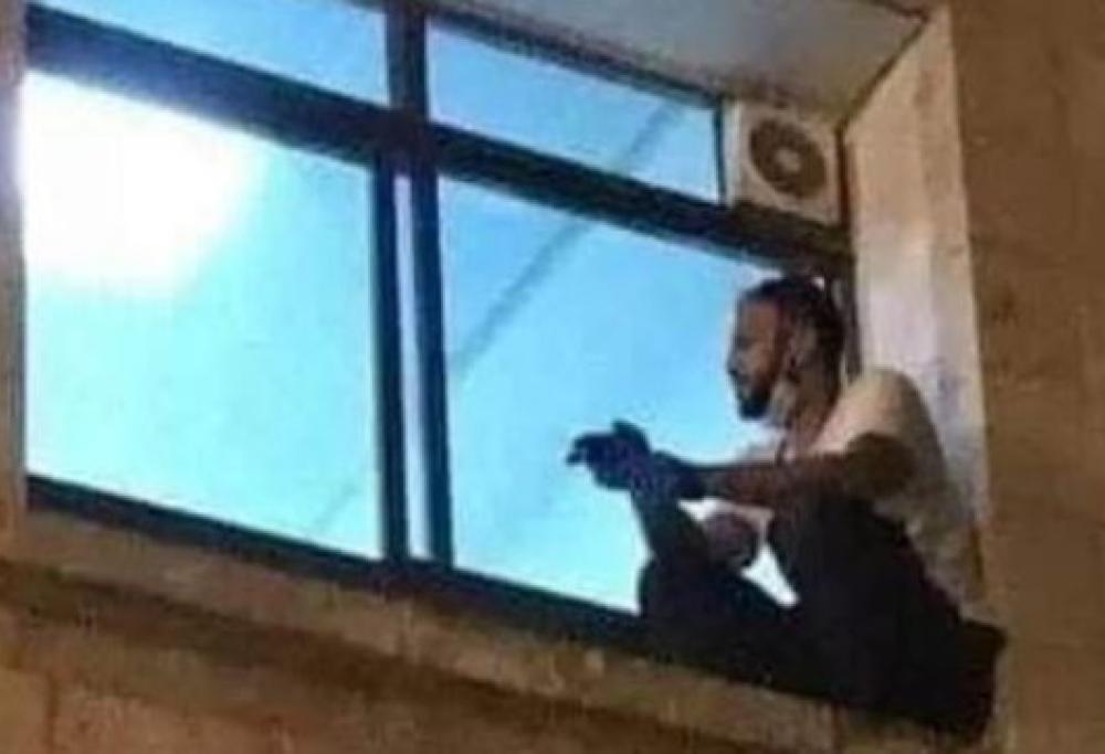 Ogni giorno si arrampica sul muro dell'ospedale per vedere la madre malata di COVID-19