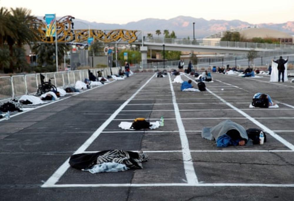 Usa, linee sull'asfalto di un parcheggio per distanziare i senzatetto: la foto indigna il web