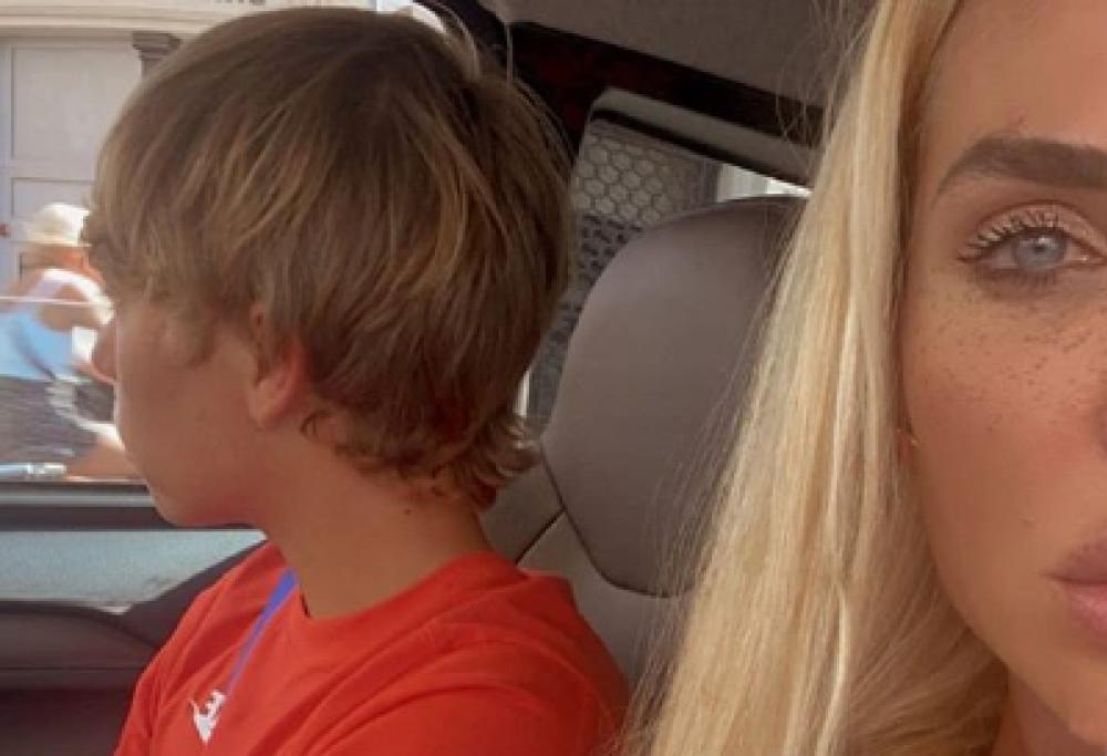 Ilary Blasi posta un video del figlio (14enne) alla guida e si scatena la polemica