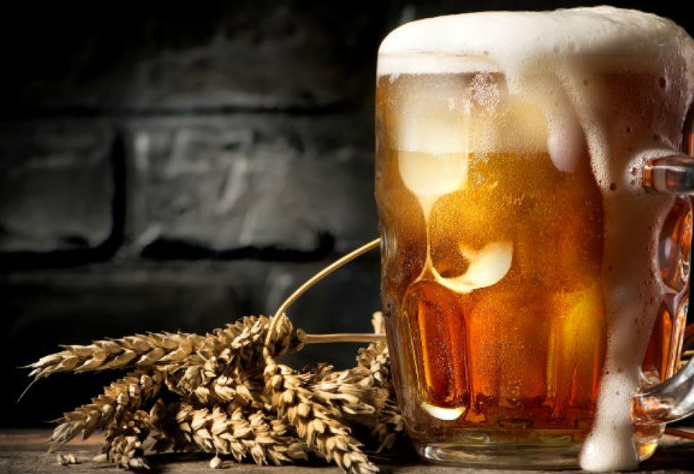 Mette il lassativo nella birra del marito per farlo smettere di bere...