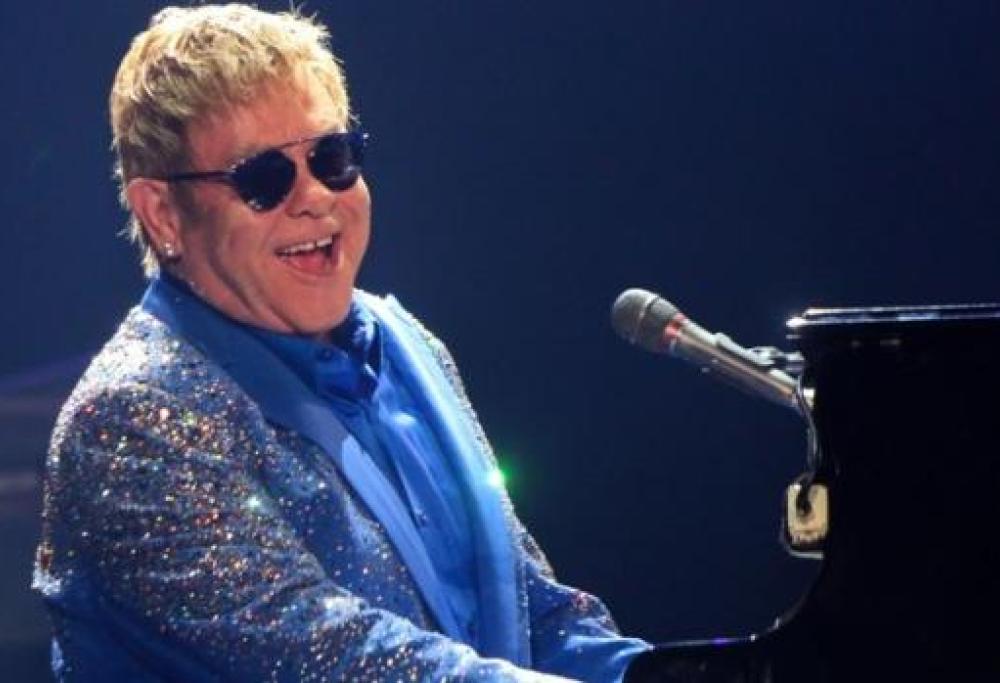 Elton John paga un intervento chirurgico alla ex fidanzata: si erano lasciati nel 1970